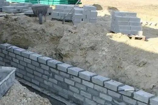 Jaką zaprawę do murowania fundamentów wybrać, aby uniknąć błędów?